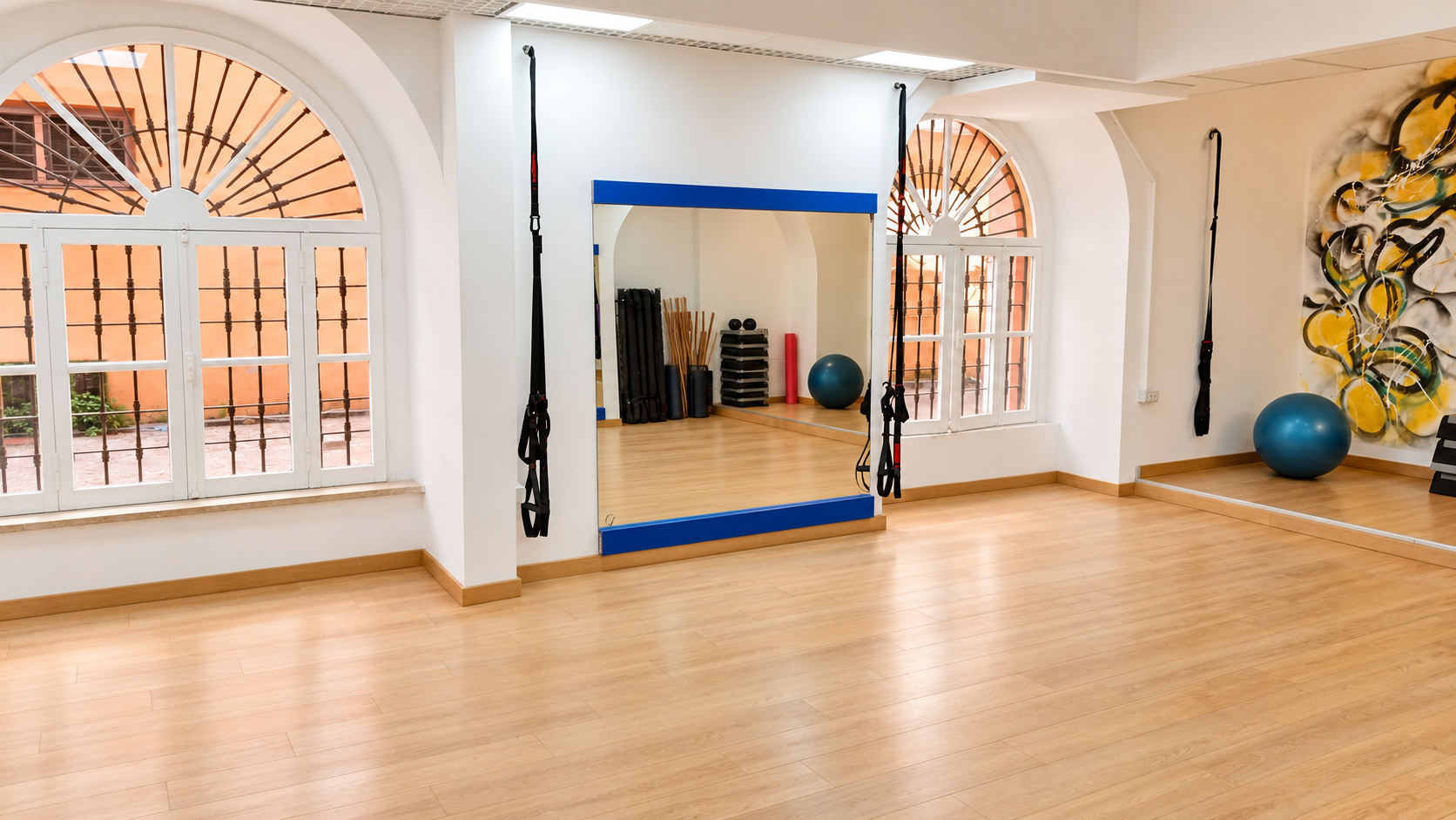 Sala Limone · finestre e pedana